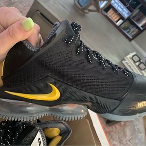 Nike Lebron 19 Low - Size 7M